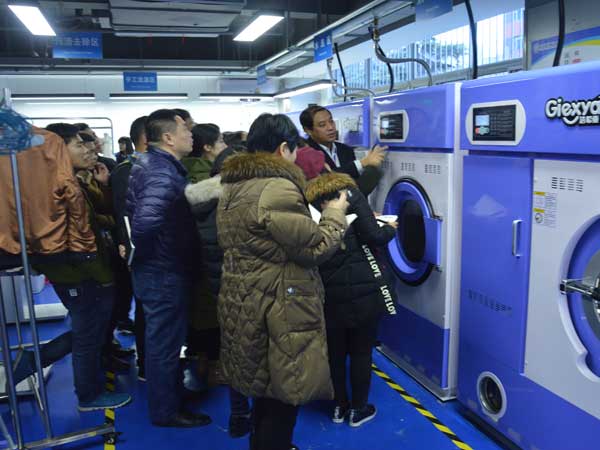 大數(shù)據(jù)浪潮襲來 <a href='http://www.haolaimo.com/aboutus.html'>潔希亞國際洗衣</a>帶你握緊商機(jī)